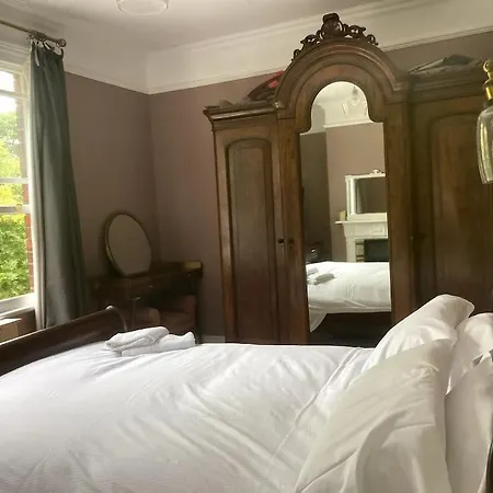 Lovely 4 Bedroom Edwardian On The River *